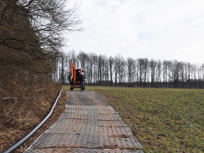 Mobile Baustraße Telekom-Baustelle Esselbach im Steigerwald mit der s:tek 48 Bodenschutzplatte