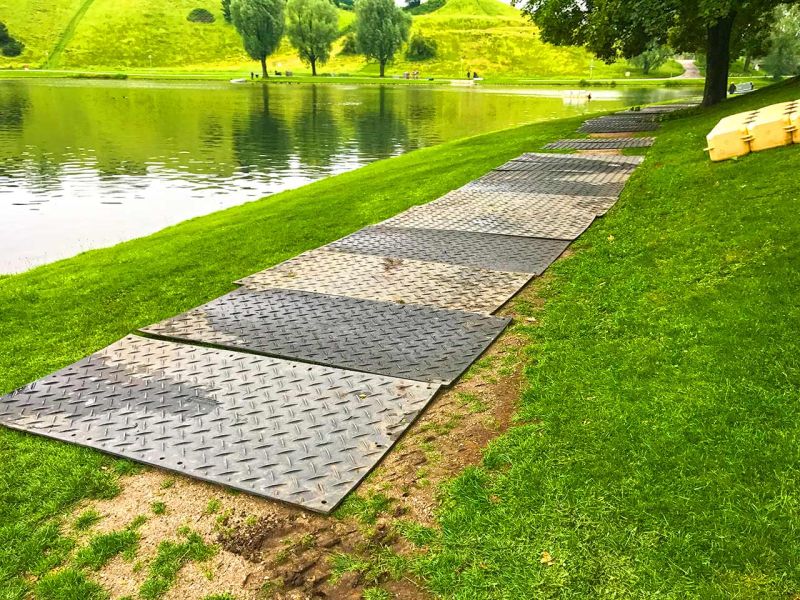 Mobile Baustraße zum Schützen des Untergrundes an einem Seeufer mit den s:tek 48 Hochleistungs-Bodenschutzplatten