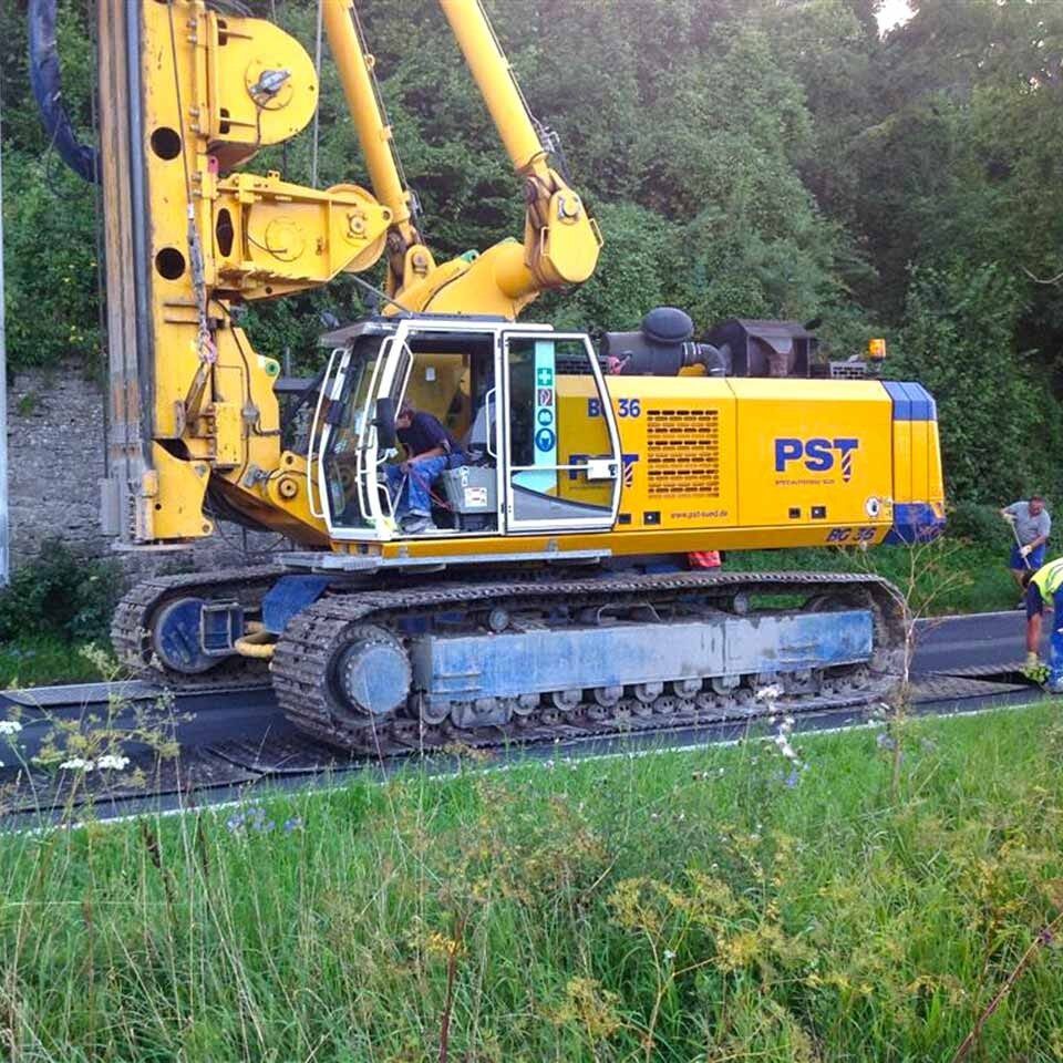 s:tek Hochleistungs-Bodenschutzplatte zum Schutz des Asphalts bei Befahrung eines Bohrgeräts mit Stahlketten