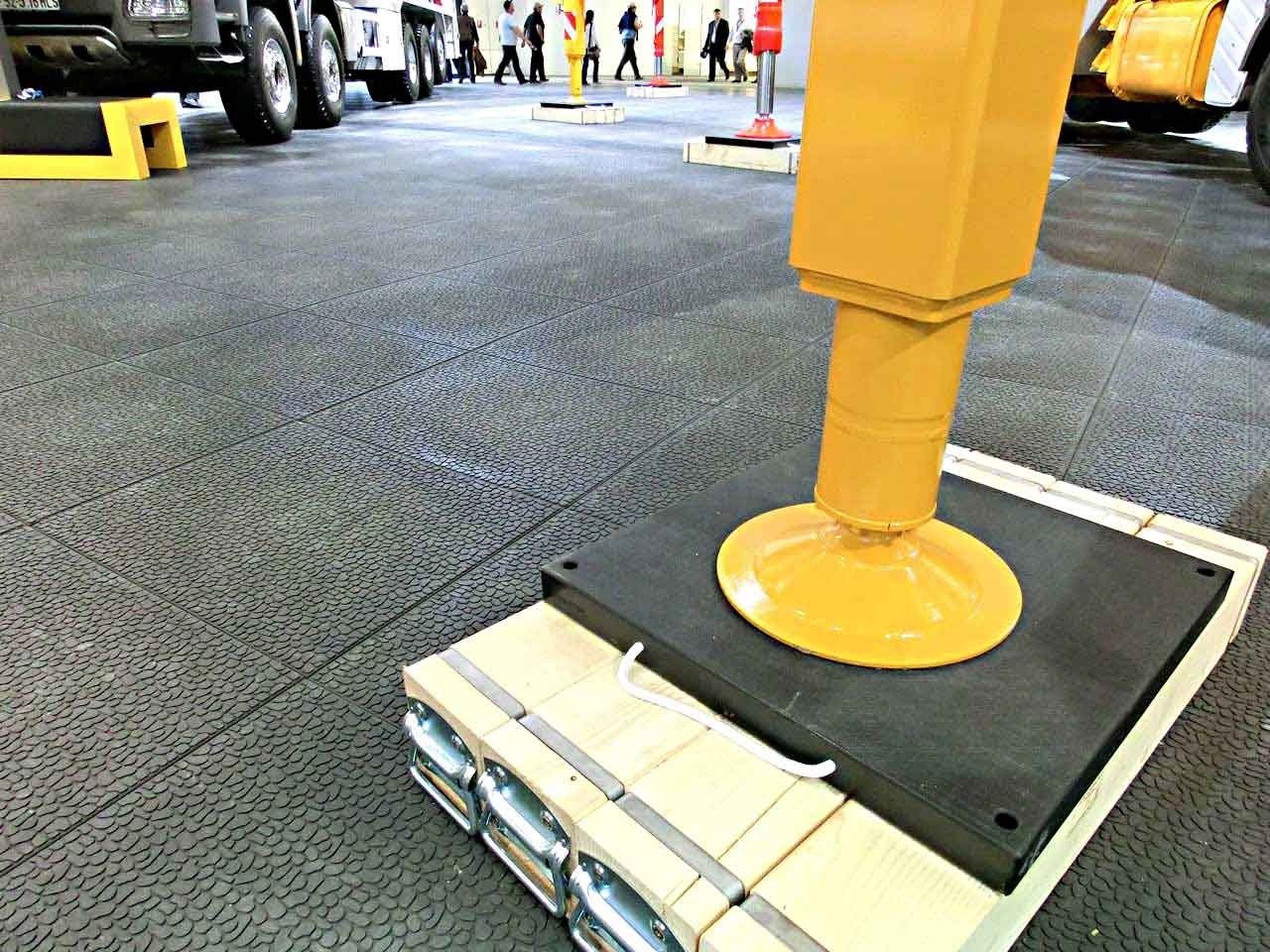 Langlebige & robuste Stützplatten aus Kunststoff als lastverteilende, stoßdämpfende, anti-rutsch Unterlage mit passgenauer Ausfräsung für Stützfüße