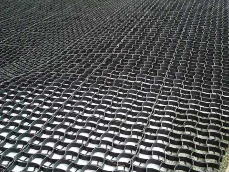 Verlegen des Bodengitter BG30 zur Bodenbefestigung vor einem Pferdestall