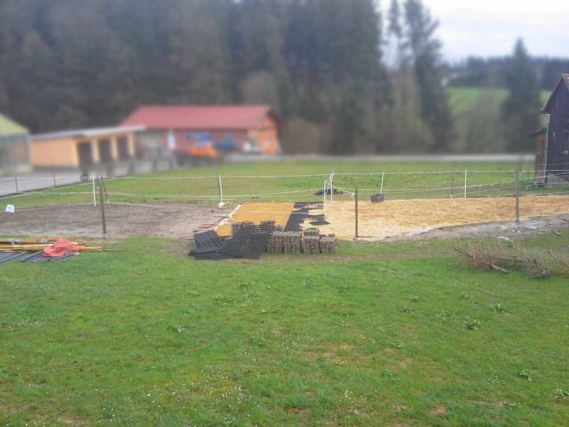 Herstellen eines Pferdepaddock ohne Unterbau mit dem Bodengitter BG30