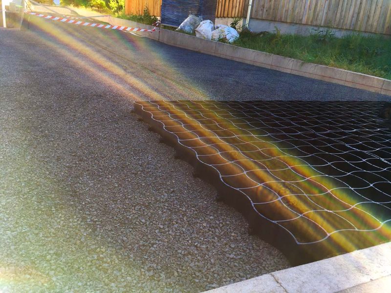 Begrünte Hofeinfahrt & Wohnwagen Stellplatz mit dem Bodengitter BG50 stabilisieren