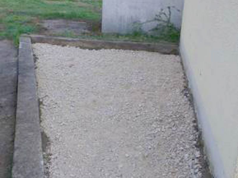 Umgestaltung einer Rasenfläche zum befestigten Kies Parkplatz mit der Kieswabe KW50