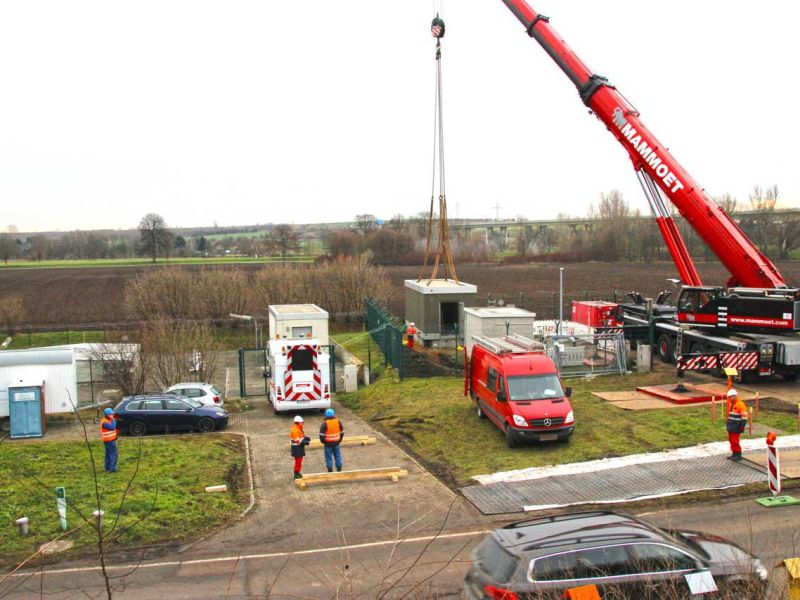 Stellfläche für einen Schwerlast-Transport im Bankettbereich einer Landstrasse
