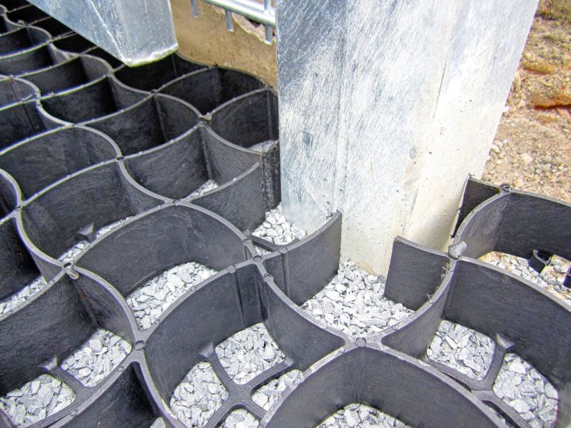 Verlegen und Verfüllen des Bodengitter BG50 für Hof und Einfahrt