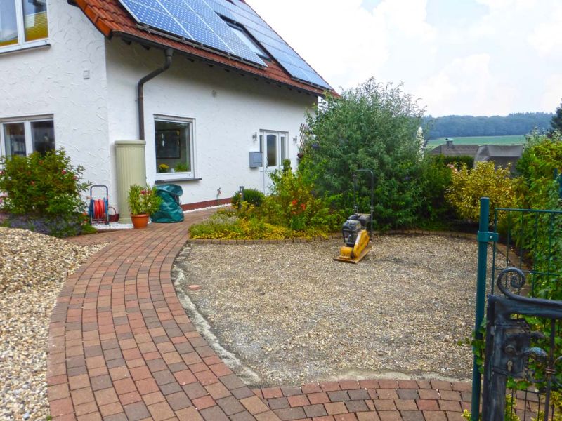 Herstellung eines PKW Stellplatz auf einer schon angelegten Kiesfläche mit dem Kiesgitter KG30