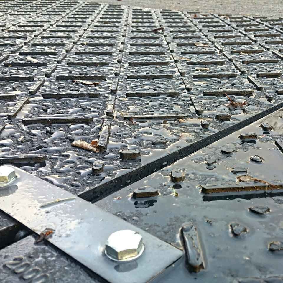 Kunststoff Verbinder zum verbinden und koppeln von Fahrplatten bzw. Bodenschutzplatten als Fahrspur, Fahrstrasse, Baustrasse auf festen, harten Böden.