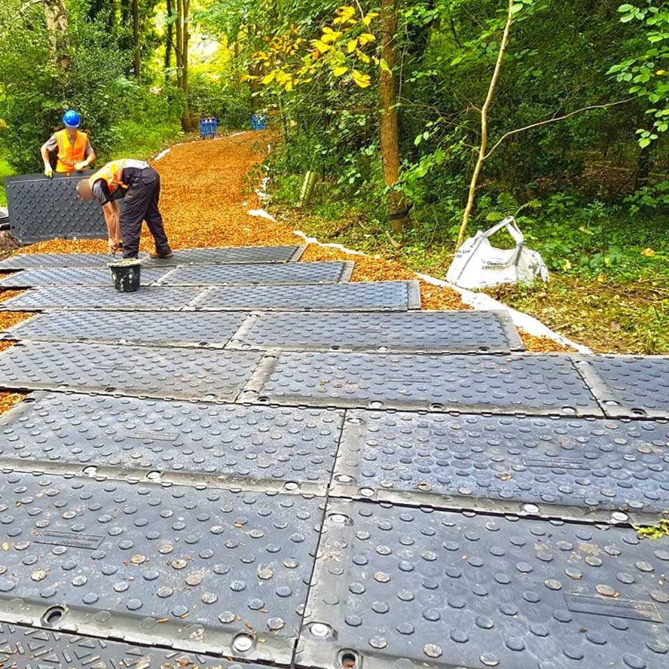 MaxiTrack · 1800 x 900 mm · 40 kg leicht · bis zu 130 t belastbar · Overlapping-Verbund-System · Beidseitig Profiliert · Einsetzbar als Mobile Baustrasse, Fahrstrasse & Plattform