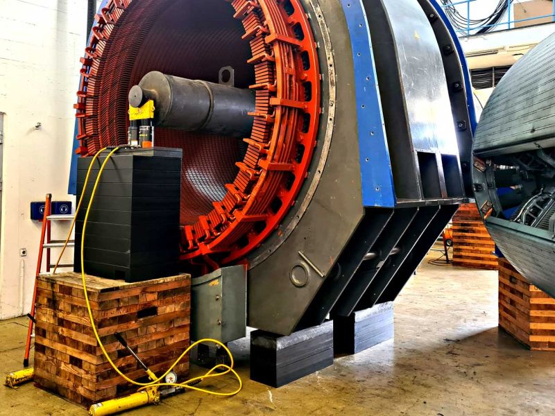 Auf modular stapelbaren Stützblöcken ist ein Bauteil eines Generators abgelegt