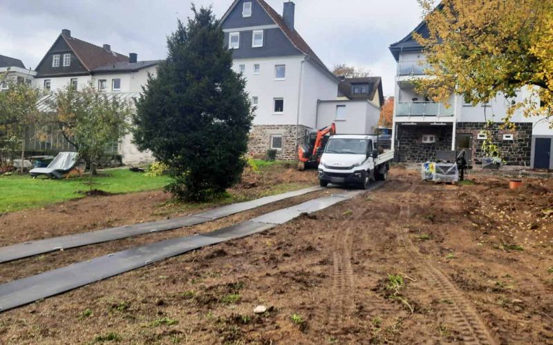 v:tek Fahrplatten-Set als Fahrspur mit Kunststoff Überfahrplatten im Gartenbau & Landschaftsbau