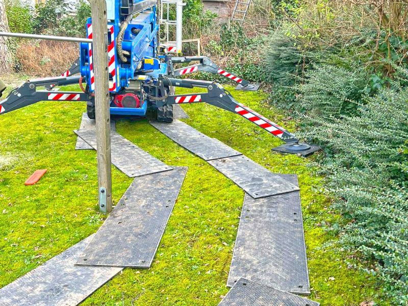 v:tek TRACK · Schmale Profi Fahrplatten mit beidseitiger Profilierung. Sehr Leicht im Handling, schnell & einfach als Fahrspur zu Verlegen.