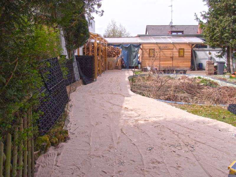 Befestigung eines Gartenweg ohne Unterbau mit Bodengitter BG50