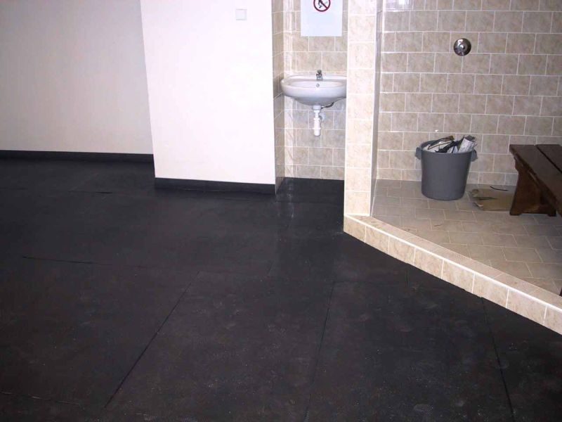 Rutschhemmde & stoßdämpfende Bodenmatten aus weichem PVC für eine Eissporthalle