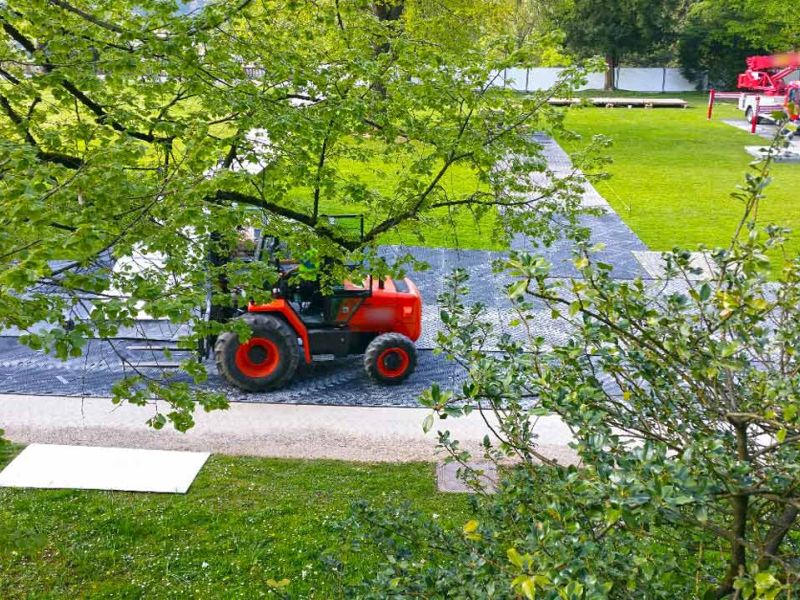 Fahrplatten zum Schutz des Rasen im Schlosspark Heidelberg für ein Event
