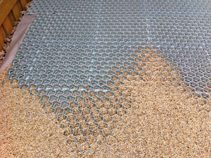 Verlegen und verfüllen der Bodenwabe BW40 zur Befestigung von Kieswegen