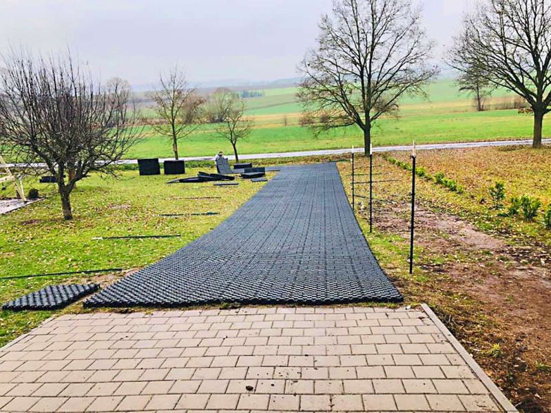 Anlegen eines stabilisierten und sicheren Weges für Pferde mit der Paddockplatte PP60