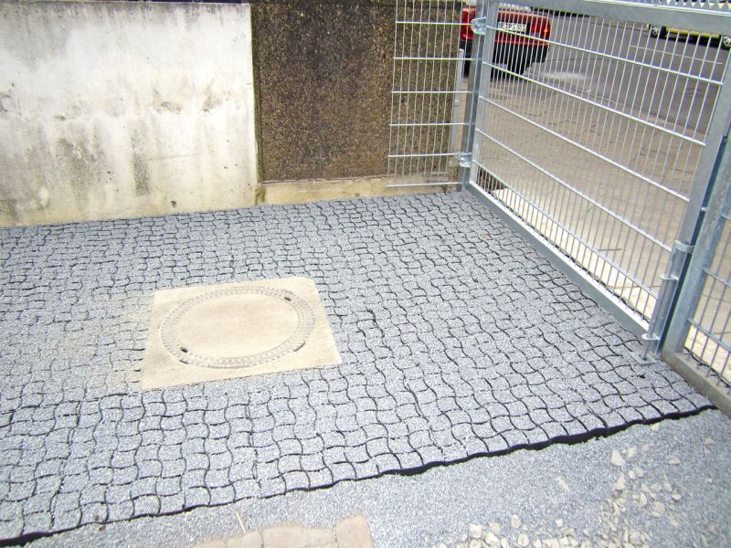 Verlegen und Verfüllen des Bodengitter BG50 für Hof und Einfahrt
