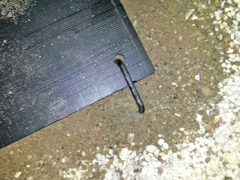 v:tek Fahrplatten aus Kunststoff als Lastverteilplatten und Bodenschutz für Abrollcontainer