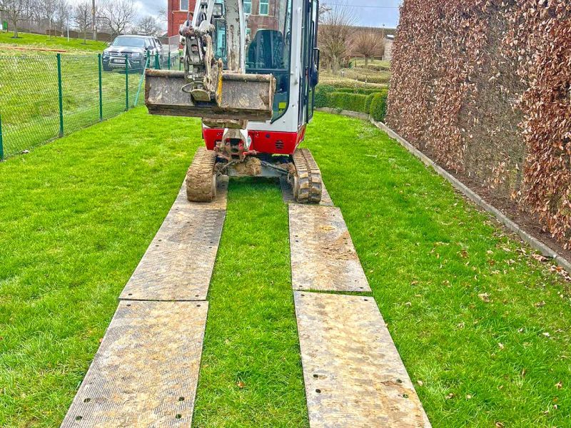 v:tek TRACK · Schmale Profi Fahrplatten mit beidseitiger Profilierung. Sehr Leicht im Handling, schnell & einfach als Fahrspur zu Verlegen.