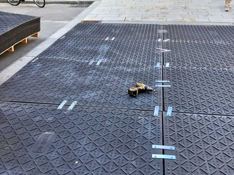 xtek Fahrplatten als Pflasterschutzmatte während der Umgestaltung und Sanierung des Markplatz in Stuttgart