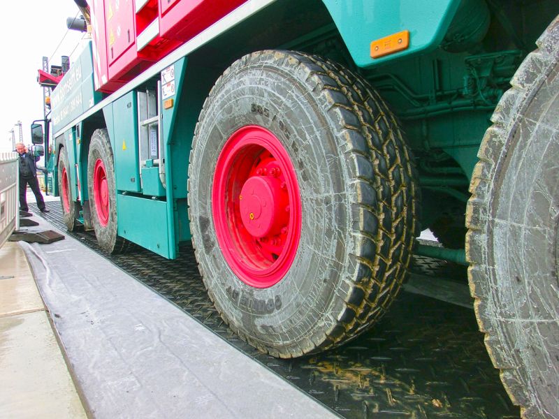 Bodenschutzplatten als Stellfläche für einen Autokran