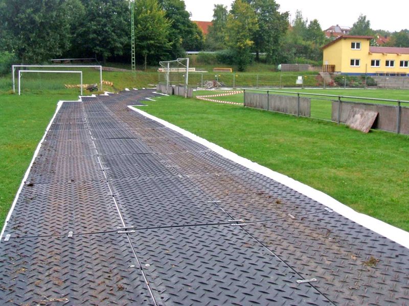 Mobile Baustraße zum Schutz des Rasen auf einem Sportplatz
