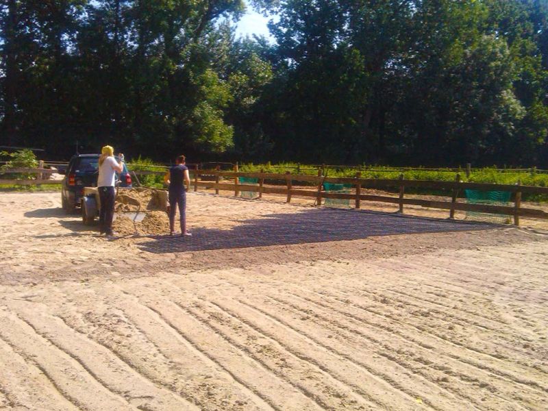 Anfertigen eines wasserdurchlässigen Reitplatz mit dem Bodengitter BG30