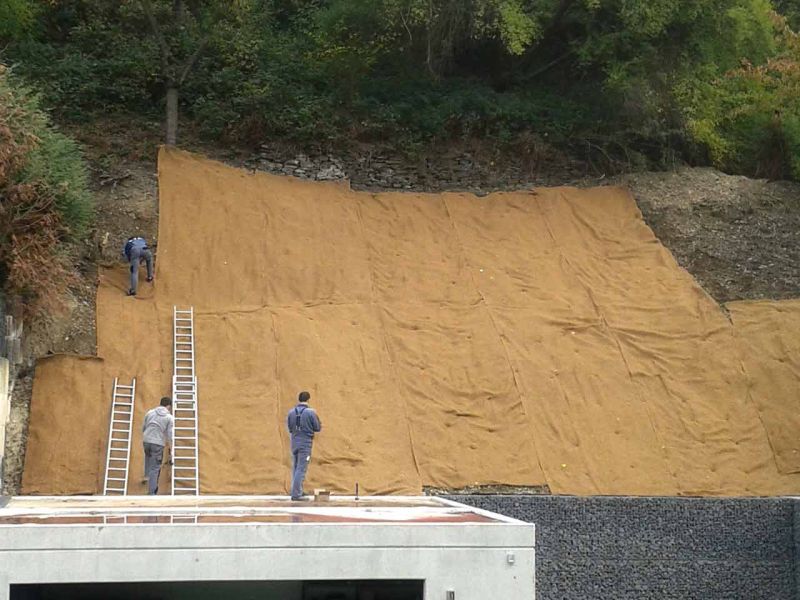 Verlegung der Böschungsmatte BMK350 als Erosionsschutz zur Hangsicherung