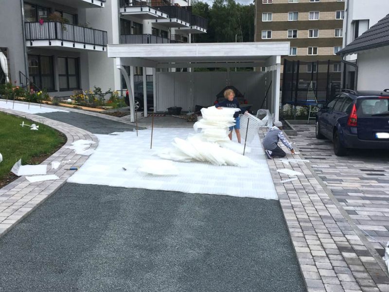 Schöne & befahrbare Kies-Einfahrt anstelle von Pflastersteinen mit den Kieswaben KW30 einfach, schnell und kostengünstig selbst anlegen.