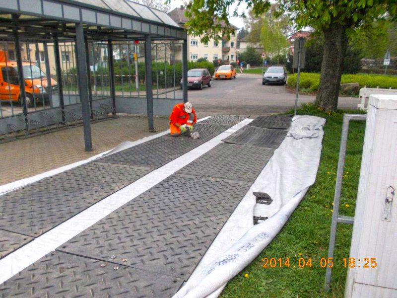 Mobile Baustraße zum Schutz des Pflasters im Gleisbau und Schienenverkehr