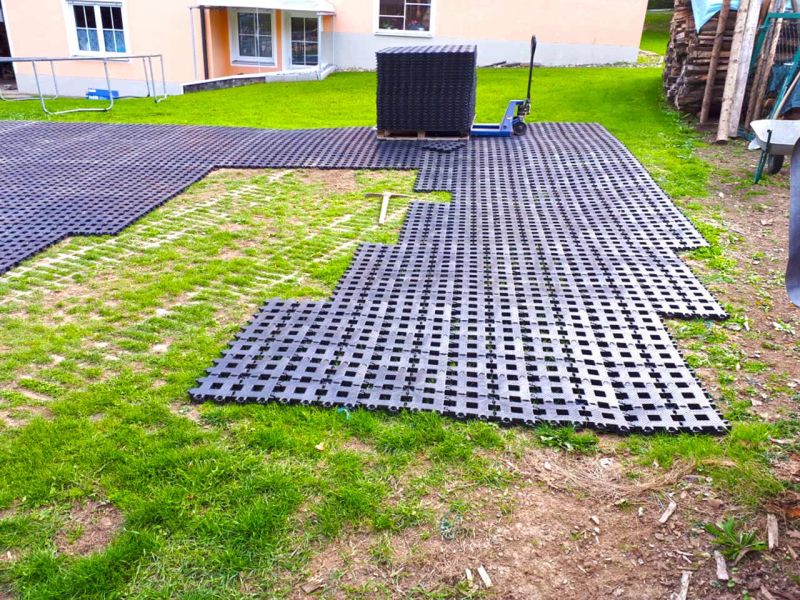 Gartenboden befestigen und befahrbar machen mit dem Rasengitterstein RGS35