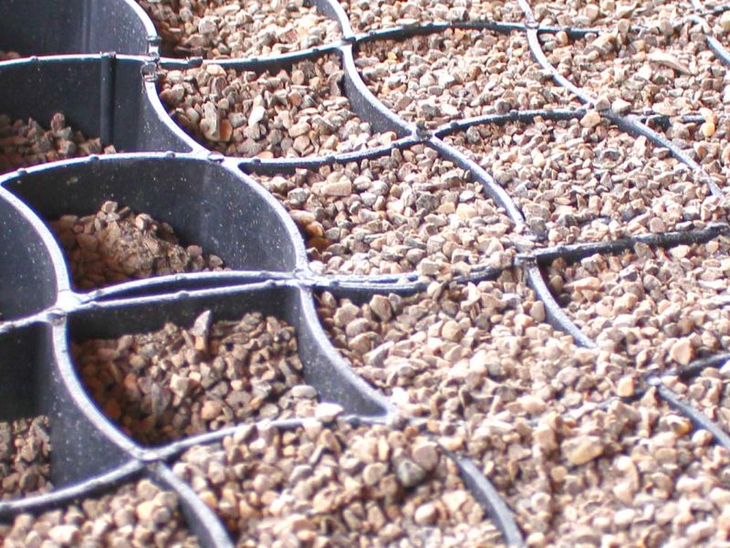 Herstellung eines Steinteppich im Carport mit dem Bodengitter BG50