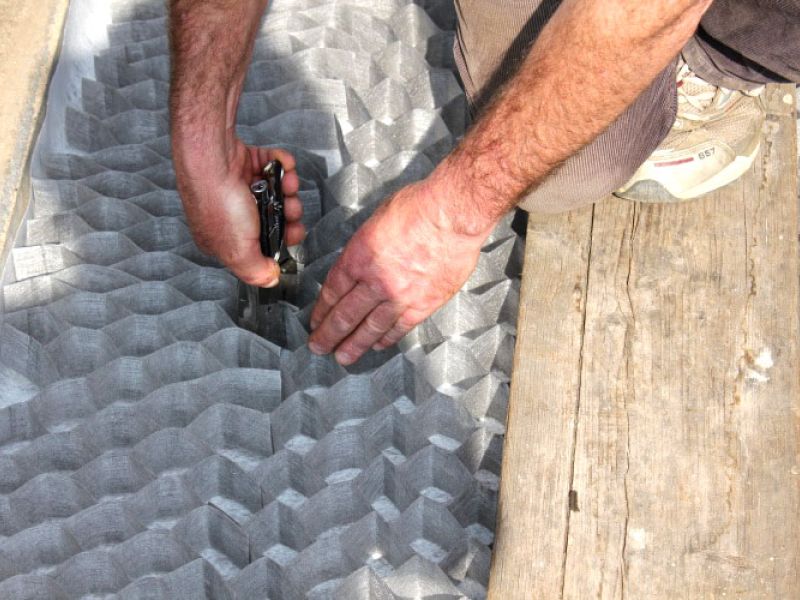 Verlegen von Kieswaben KW50 für einen stabilisierten Kiesweg im Garten