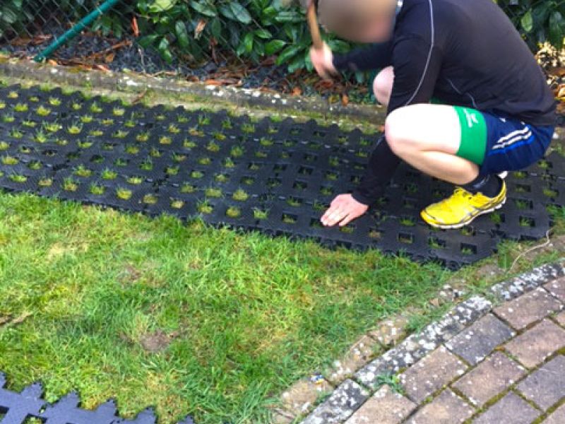 Zwei Parkplätze in 2 Stunden ohne Unterbau selbst herstellen, dank direkter Verlegung auf den bestehenden Rasen mit dem Rasengitterstein RGS35 aus Kunststoff.