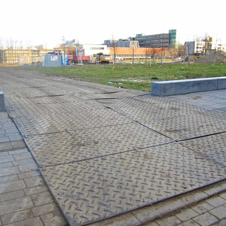 Kunststoff Verbinder zum Verbinden und Koppeln von Fahrplatten bzw. Bodenschutzplatten als Fahrspur, Fahrstrasse, Baustrasse auf festen, harten Böden.