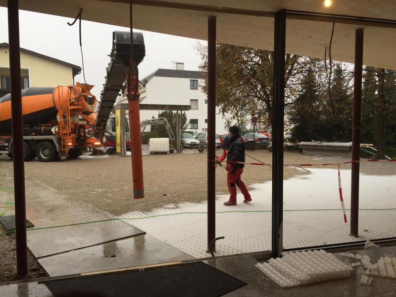 Dekorative und funktionale Umgestaltung des befahrbaren Vorplatz einer Fahrschule mit dem Kiesgitter KG30