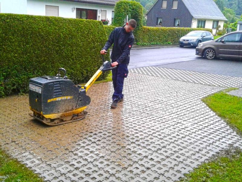 PKW-Stellplatz neu anlegen mit dem Kunststoff Rasengitterstein RGS35