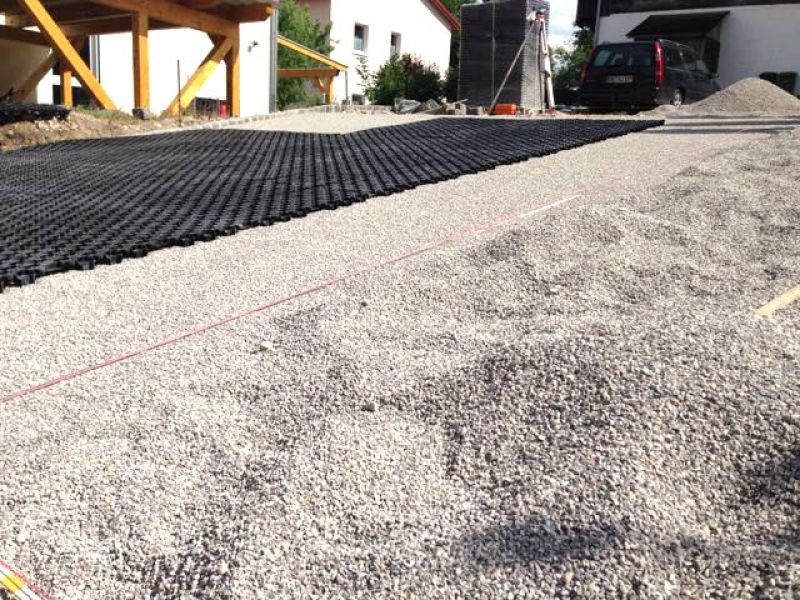 Verlegung des Ankergitter AG60 zur ökologischen und versiegelungsfreien Pflasterung einer Hofeinfahrt