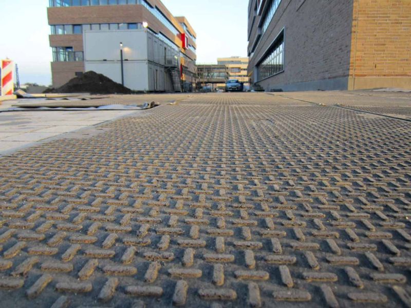 Nahaufnahme des Profils einer s:tek Bodenschutzplatte. Die strukturierte Oberfläche sorgt für Rutschfestigkeit.