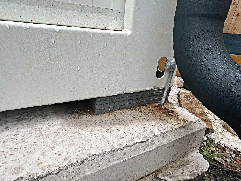Containeranlagen sicher aufstellen mit Unterlegplatten.