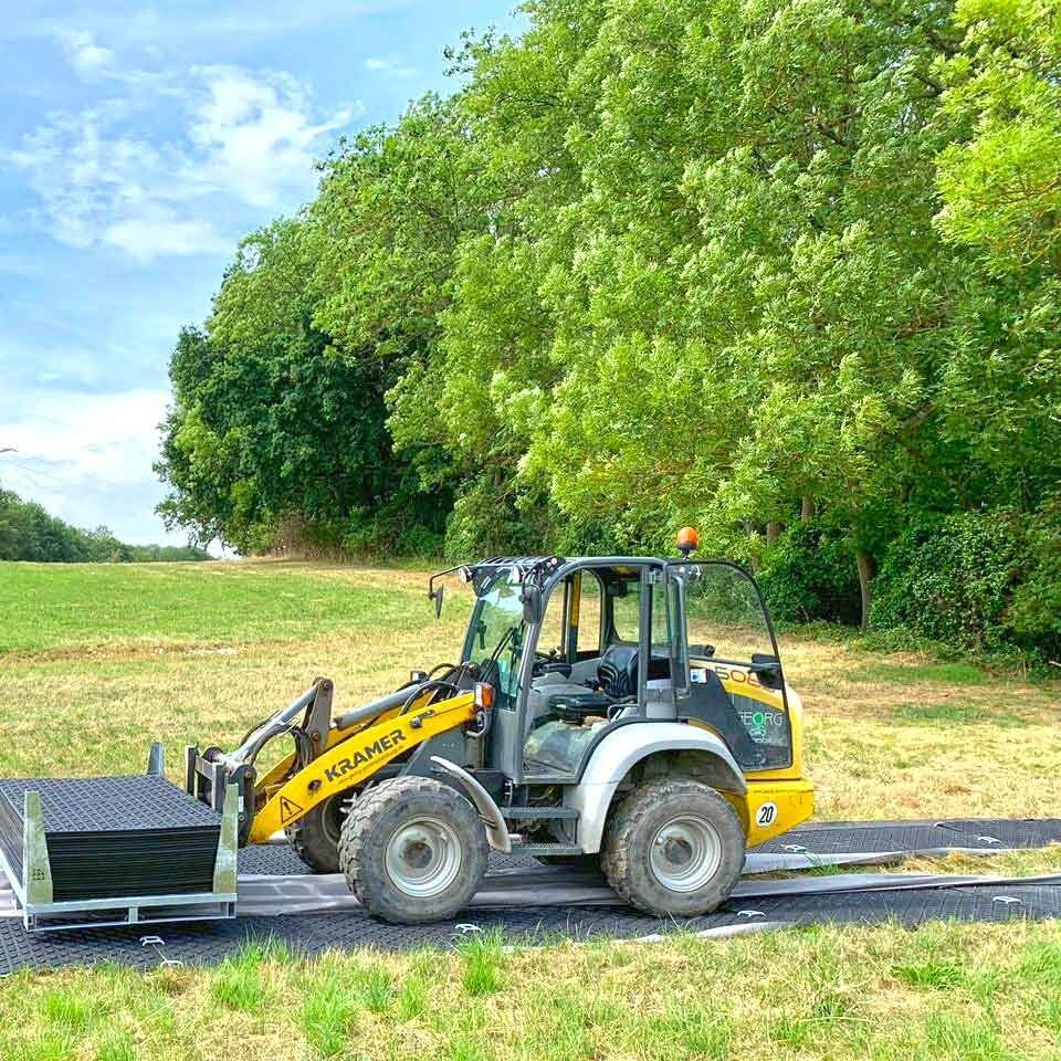 x:tek Fahrplatten aus Kunststoff mit beidseitiger Profilierung als Baustraße zum Bodenschutz und Flächenschutz und Pflasterschutz auf Baustellen.