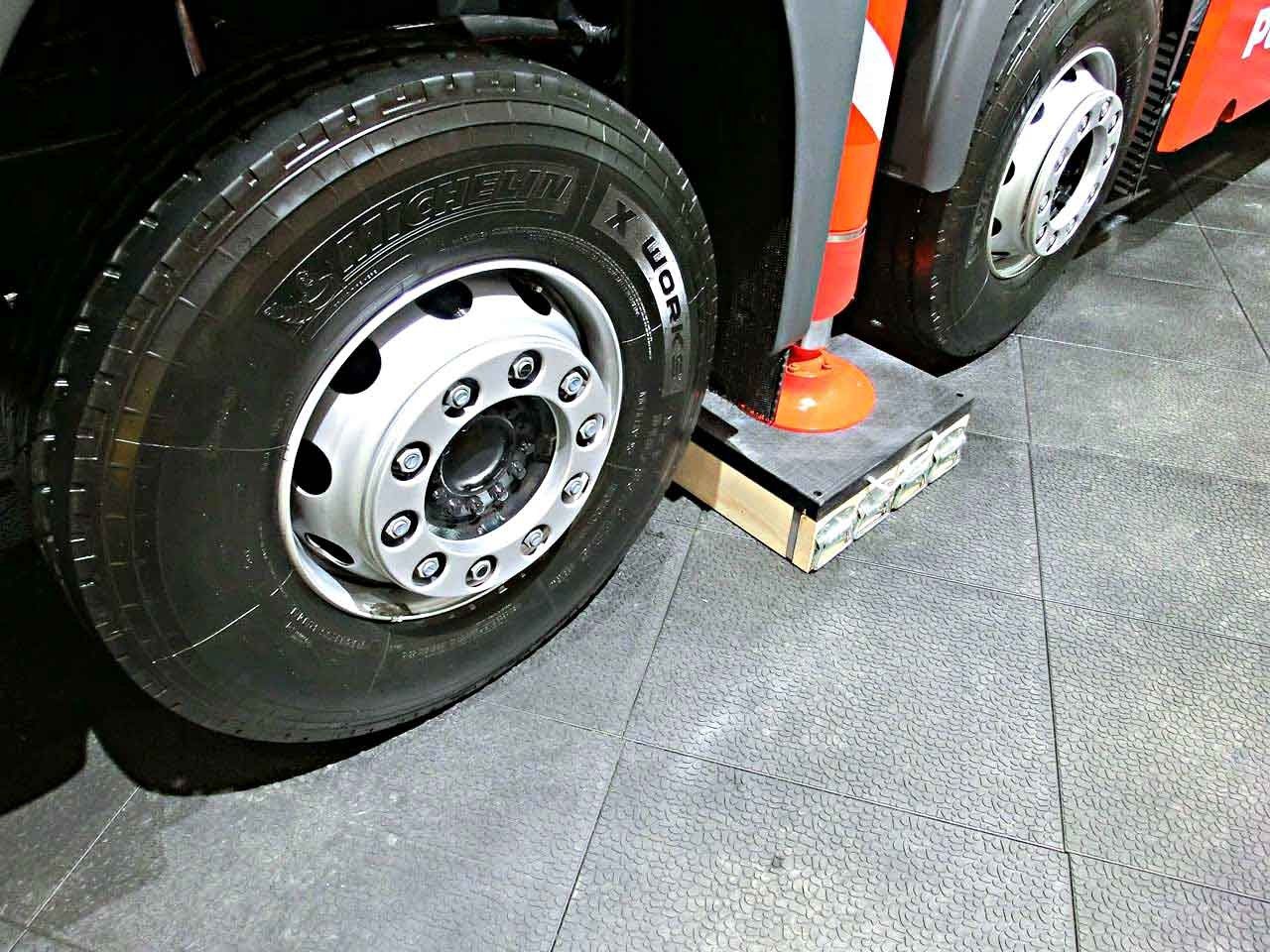 Langlebige & robuste Stützplatten aus Kunststoff als lastverteilende, stoßdämpfende, anti-rutsch Unterlage mit passgenauer Ausfräsung für Stützfüße