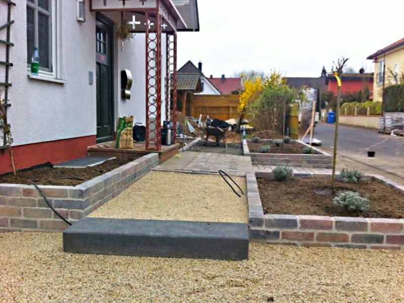 Verlegen und verfüllen der Bodenwabe BW40 zur Befestigung von Kieswegen