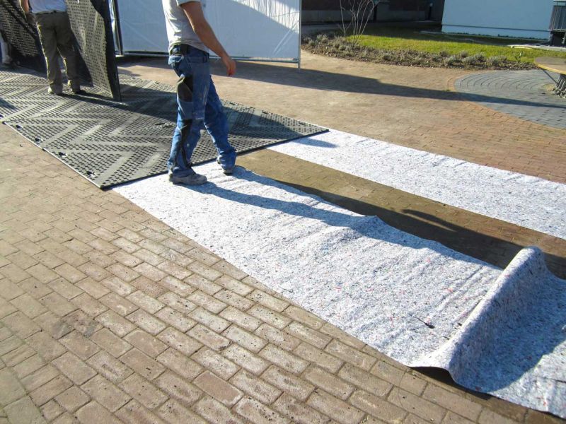 Fahrplatten als Pflasterschutz für eine temporäre LKW-Zufahrt