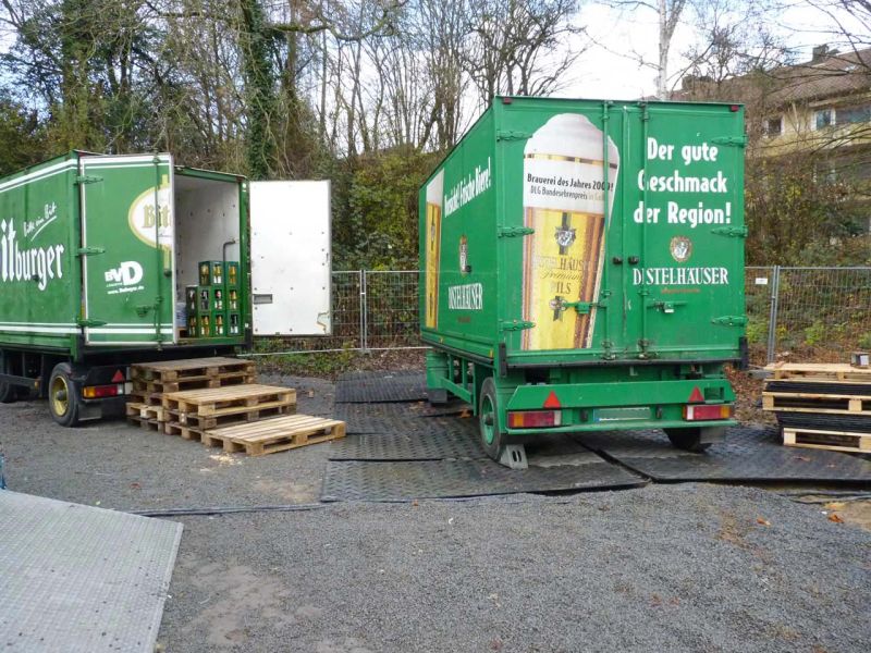 Fahrplatten zur Befestigung der Versorgungswege eines Festival