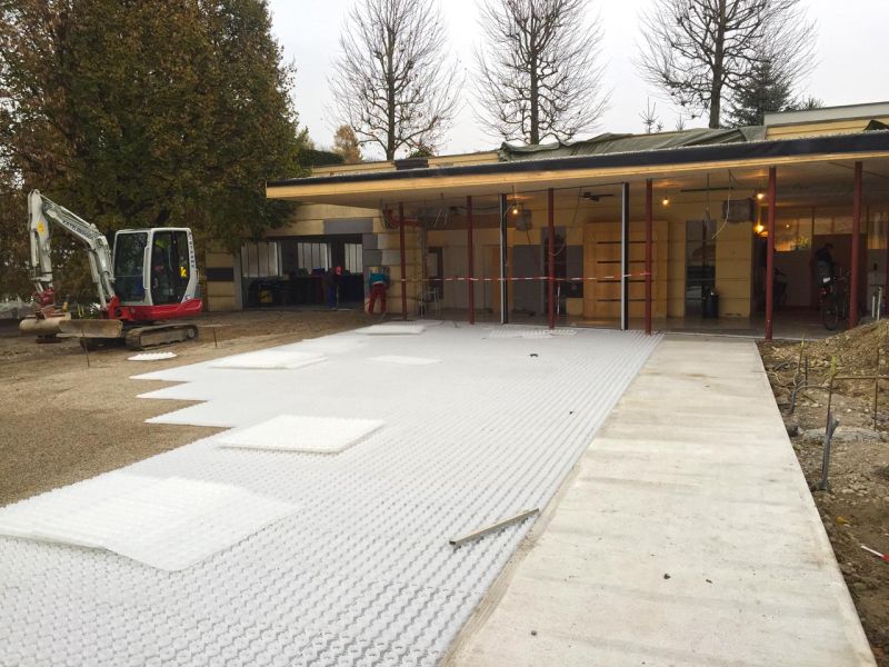 Dekorative und funktionale Umgestaltung des befahrbaren Vorplatz einer Fahrschule mit dem Kiesgitter KG30