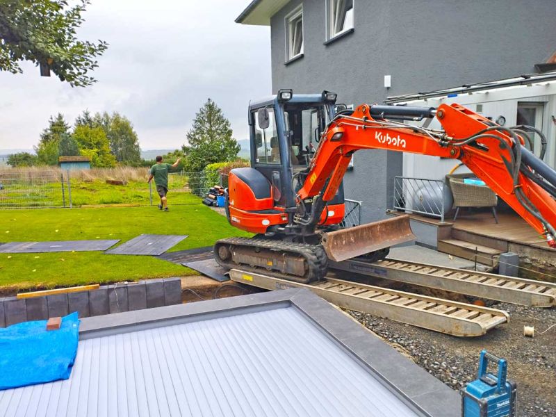 Das typische Galabau Duell, Bagger gegen Rasen, wer gewinnt? Fahrplatten von Securatek!