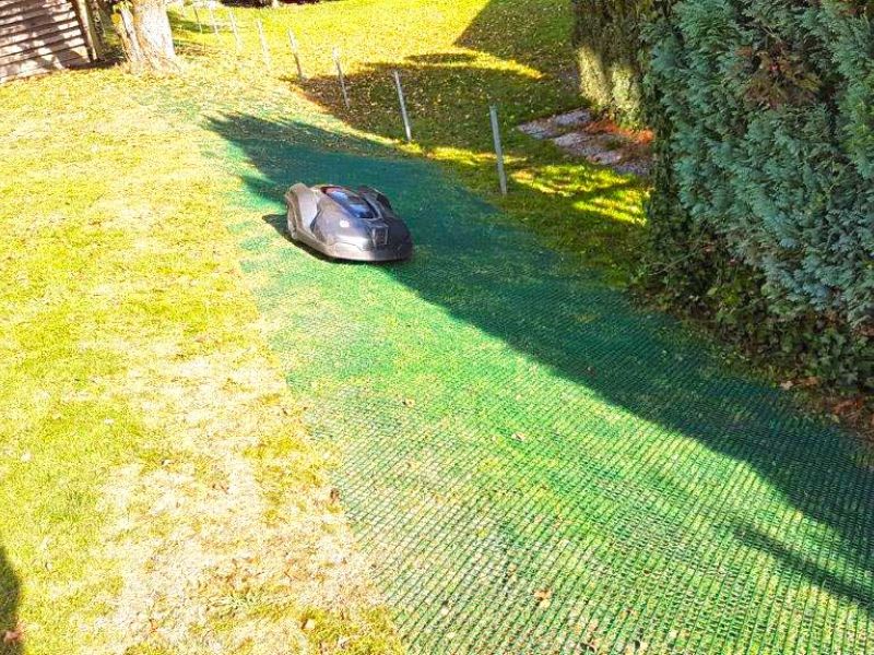 Rasennetz als Traktionshilfe für Mähroboter und Robomower in schwierigem Gelände mit Gefälle, Steigung und Neigung