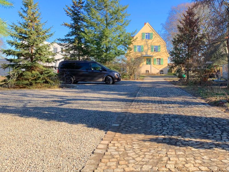 Effektvoller PKW-Abstellplatz im Vorgarten mit dem Kiesgitter KG30